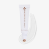 Eine weiße Tube „Danessa Myricks Beauty Glosswork 4D Ultra Shine Plumping Gloss“ mit einem beigen Farbmuster auf weißem Hintergrund.