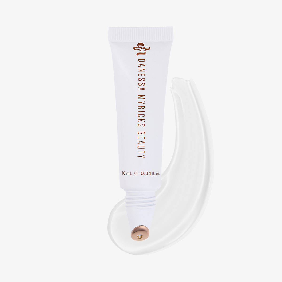 Eine weiße Tube „Danessa Myricks Beauty Glosswork 4D Ultra Shine Plumping Gloss“ mit einem beigen Farbmuster auf weißem Hintergrund.