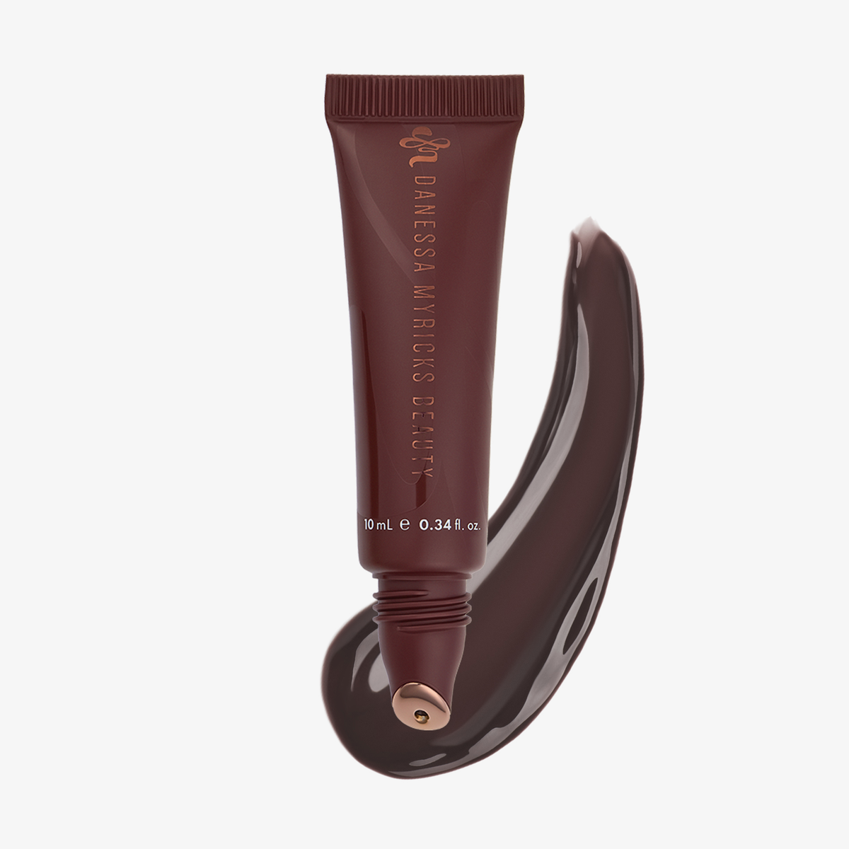 Eine Tube „Danessa Myricks Beauty Glosswork 4D Ultra Shine Plumping Gloss“ mit einem passenden Farbmuster auf weißem Hintergrund.