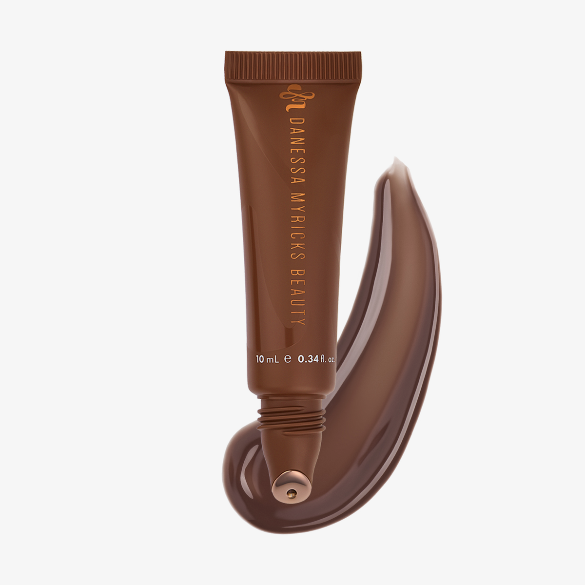 Ein „Glosswork 4D Ultra Shine Plumping Gloss“ von Danessa Myricks Beauty mit einem cremigen Braunton auf weißem Hintergrund.