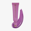 Eine Tube „Danessa Myricks Beauty Glosswork 4D Ultra Shine Plumping Gloss“ mit einem violetten Farbmuster daneben auf weißem Hintergrund.