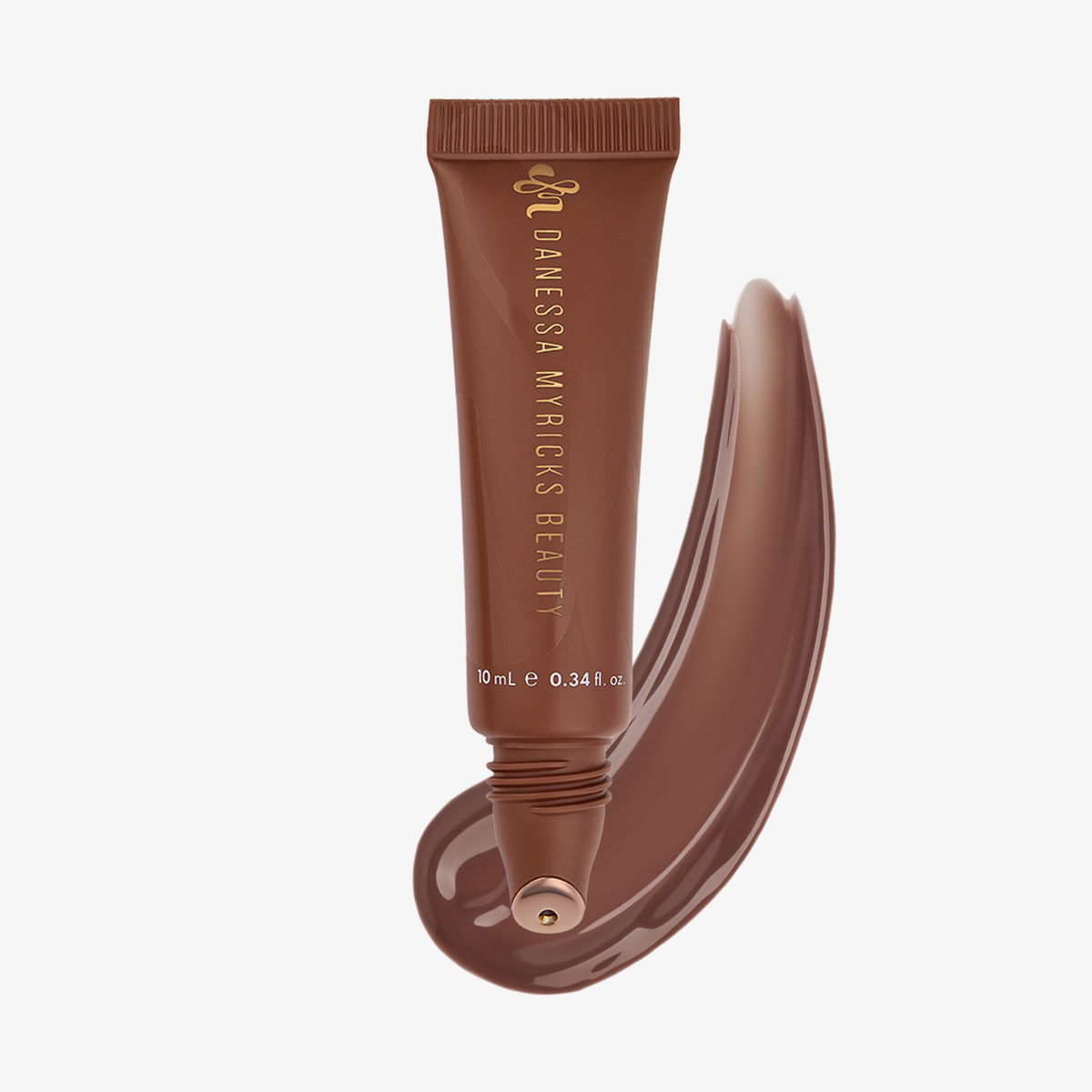 Eine Tube „Danessa Myricks Beauty Glosswork 4D Ultra Shine Plumping Gloss“ mit einem entsprechenden Farbfleck auf weißem Hintergrund.