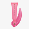 Eine rosa Tube „Danessa Myricks Beauty Glosswork 4D Ultra Shine Plumping Gloss“ mit einem dazu passenden rosa Fleck daneben.