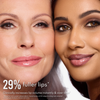 Zwei Frauen mit glatten Lippen posieren dicht beieinander; der Text lautet: „29 % vollere Lippen* mit dem ‚Glosswork 4D Ultra Shine Plumping Gloss‘ von Danessa Myricks Beauty.“.