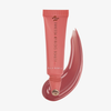 Eine Tube „Danessa Myricks Beauty Glosswork 4D Ultra Shine Plumping Gloss“ in der Farbe „Coral“, mit einem Farbtest an der Applikatorspitze.
