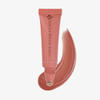 Eine Tube „Danessa Myricks Beauty Glosswork 4D Ultra Shine Plumping Gloss“ mit einem Farbtest darunter auf weißem Hintergrund.