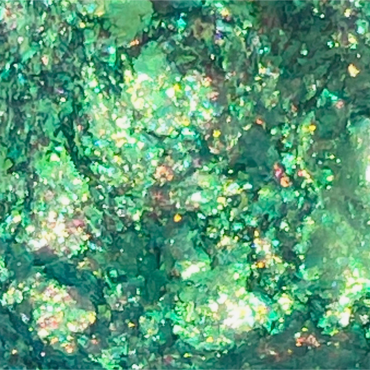 Infinite Chrome Flakes Laser Bream von Danessa Myricks Beauty ist ein grüner, schillernder Schimmer mit glitzernden, reflektierenden Partikeln für einen funkelnden Effekt.