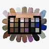 Die Danessa Myricks Beauty Lightwork Palette VII Freedom Palette enthält 18 Lidschattentöne, deren Farbmuster kreisförmig um das offene Gehäuse angeordnet sind.