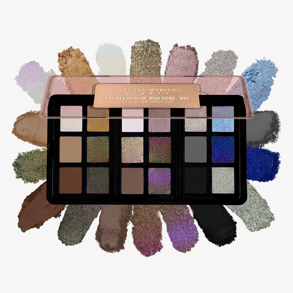 Die Danessa Myricks Beauty Lightwork Palette VII Freedom Palette enthält 18 Lidschattentöne, deren Farbmuster kreisförmig um das offene Gehäuse angeordnet sind.