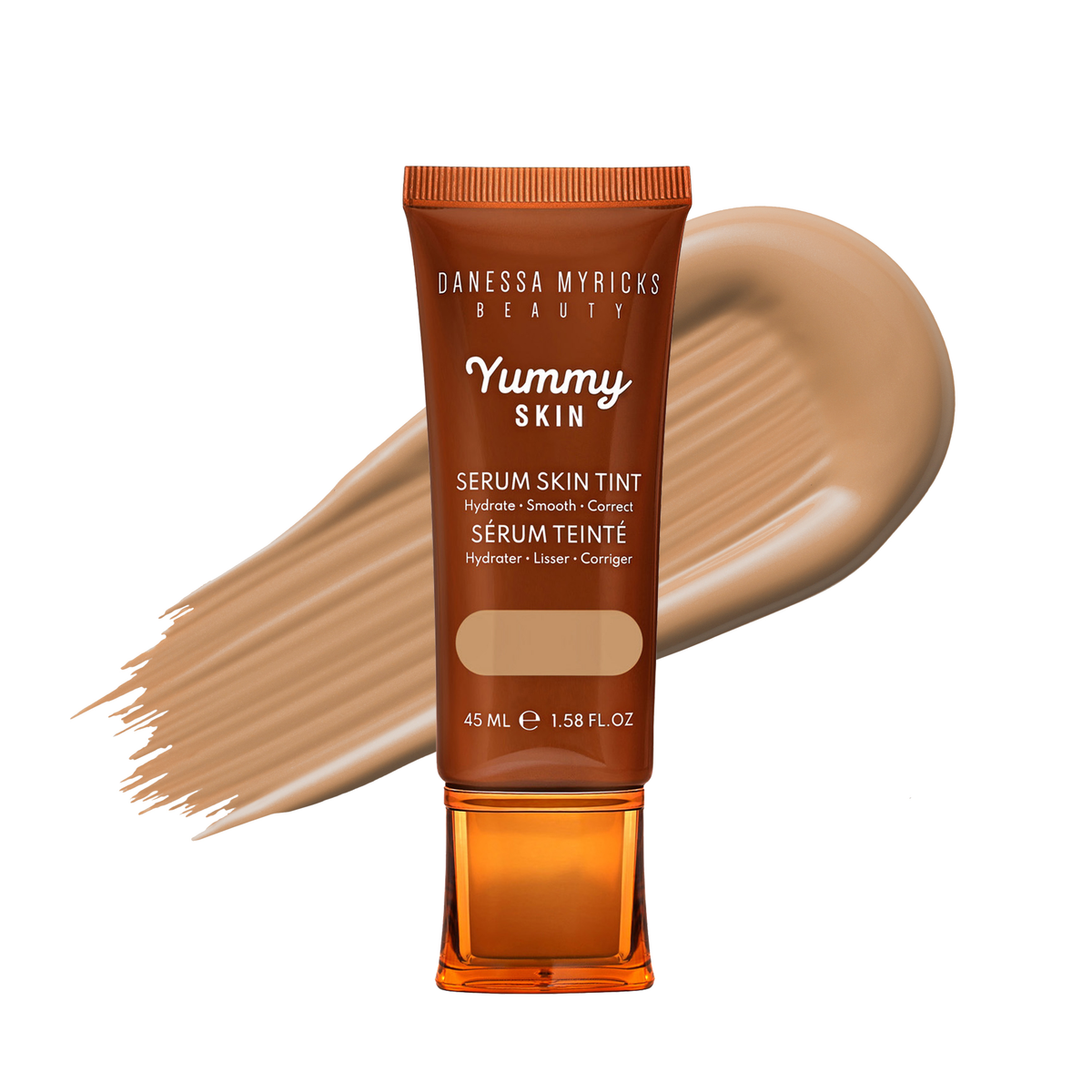 Eine Tube Danessa Myricks Yummy Skin Serum Skin Tint 6.5 mit einem Farbstreifen des Produkts dahinter.