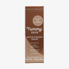 Eine braune Schachtel mit dem „Yummy Skin Water Powder Serum Deluxe“ von Danessa Myricks Beauty, 8 ml.
