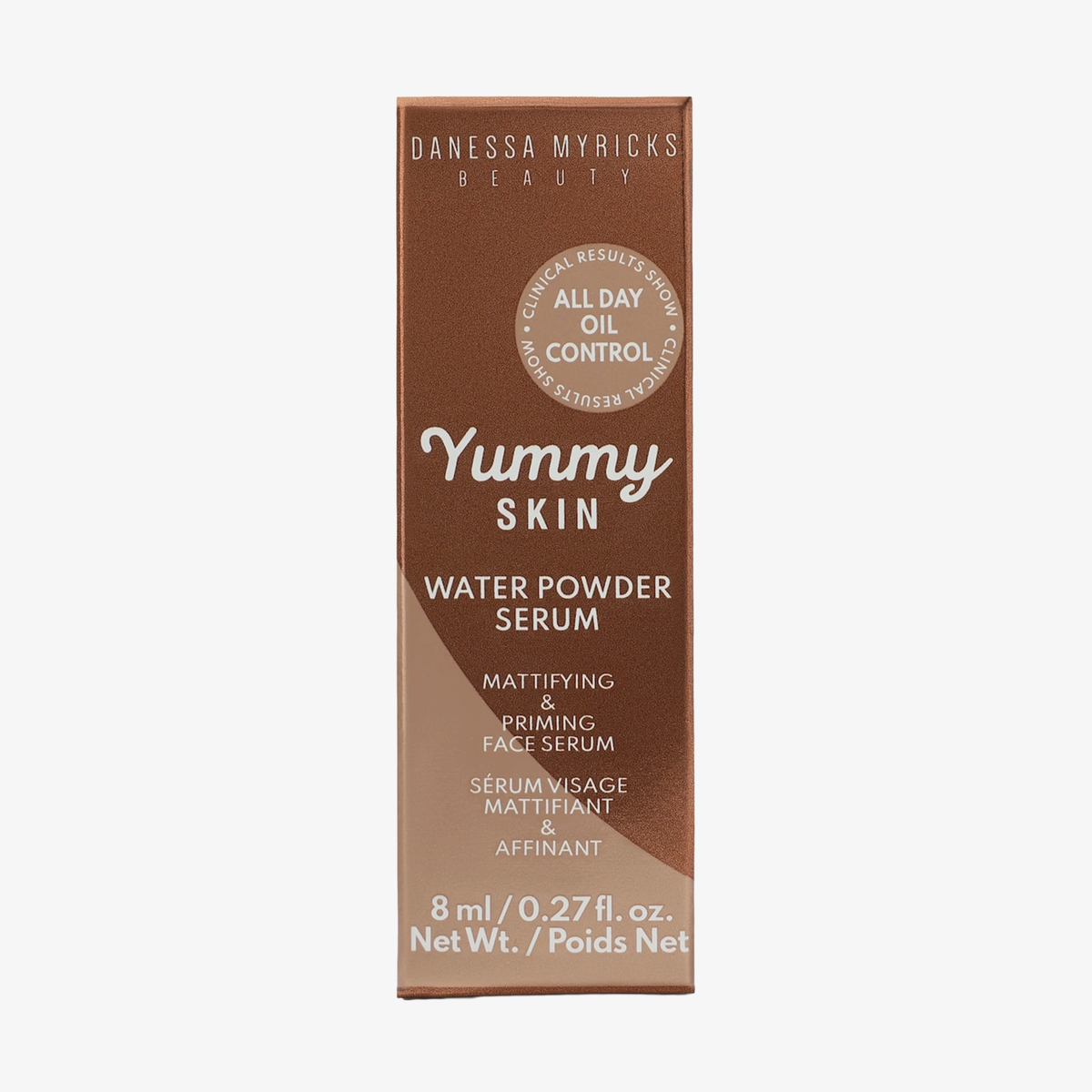 Eine braune Schachtel mit dem „Yummy Skin Water Powder Serum Deluxe“ von Danessa Myricks Beauty, 8 ml.