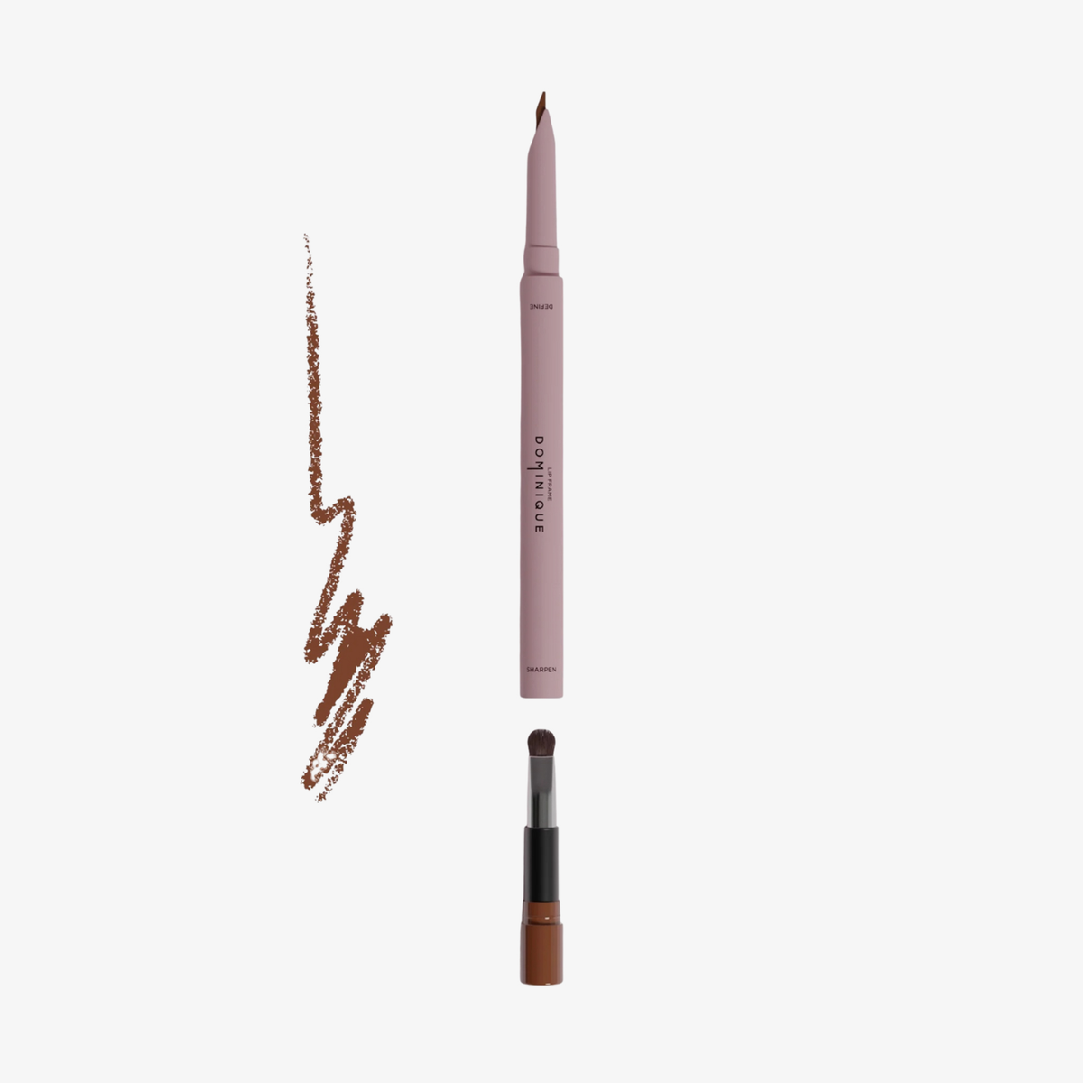 Dominique Cosmetics Lip Frame Pencil in dunklem Braun (Soft Brownie), mit einem Pinsel an einem Ende und einem dunkelbraunem Muster auf weißem Hintergrund.
