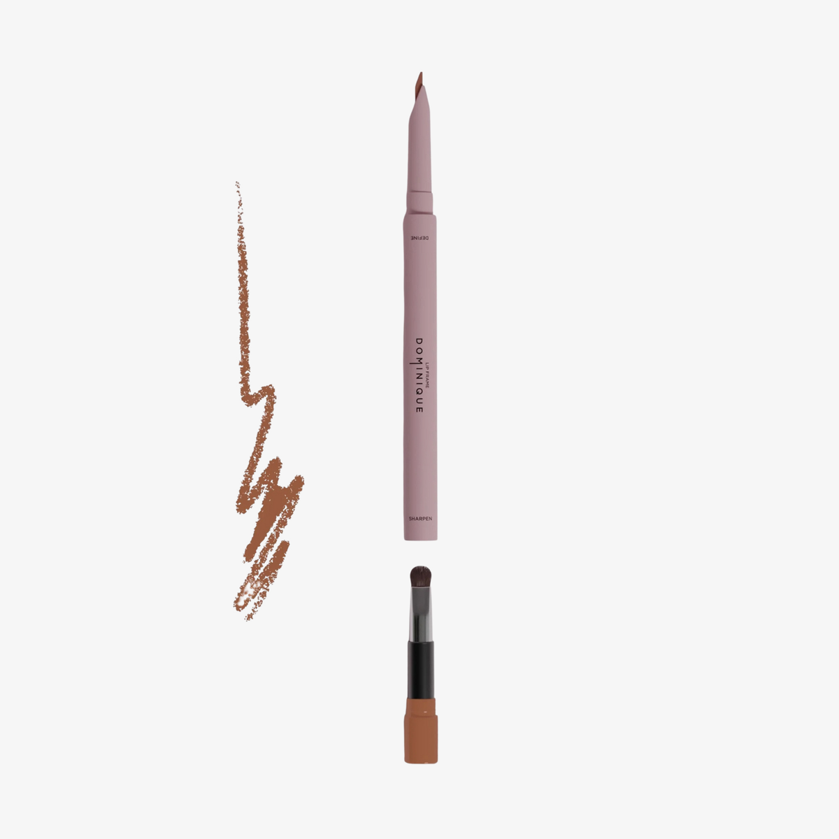 Dominique Cosmetics Lip Frame Pencil in Braun (Toasty Peach), mit einem Pinsel an einem Ende und einem braunem Muster auf weißem Hintergrund.
