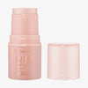 Ein rosafarbener Essence BABY GOT GLOW Highlighter-Stift, dessen Kappe entfernt und daneben gelegt wurde.