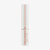 Ein Essence JELLY JEWELS Glitter Stick steht aufrecht auf einem weißen Hintergrund und präsentiert seine schimmernde Tube.