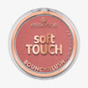 Ein runder 5g-Behälter von Essence soft TOUCH BOUNCY BLUSH in Pink mit einem klaren Plastikdeckel.