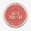 Essence soft TOUCH BOUNCY BLUSH in einem pfirsichfarbenen Ton wird in einem runden Behälter mit klarem Deckel geliefert.
