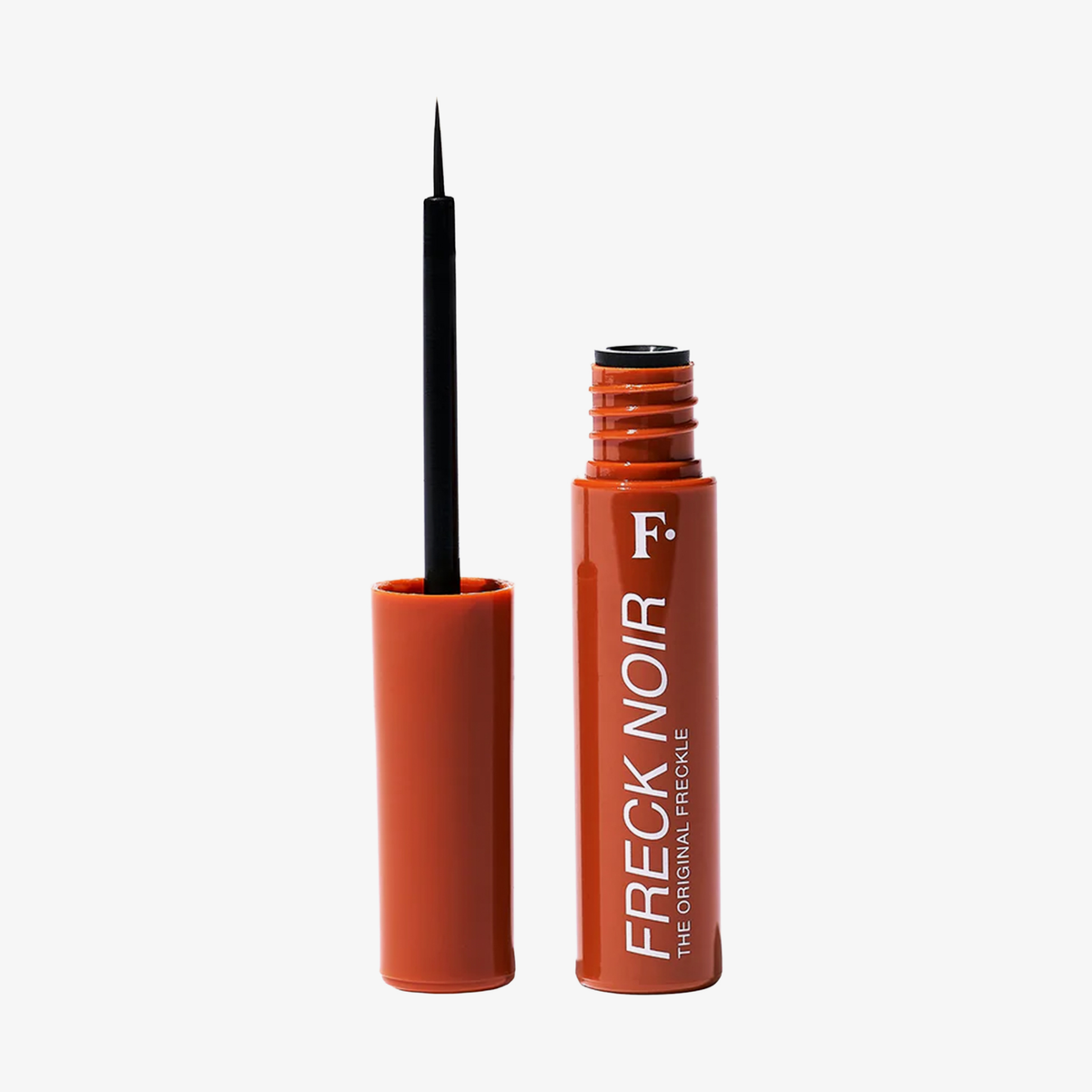 Rote Tube des Freck Beauty Freck Noir Sommersprossen-Make-ups mit abgenommener Kappe, die einen feinen Pinselapplikator offenbart.