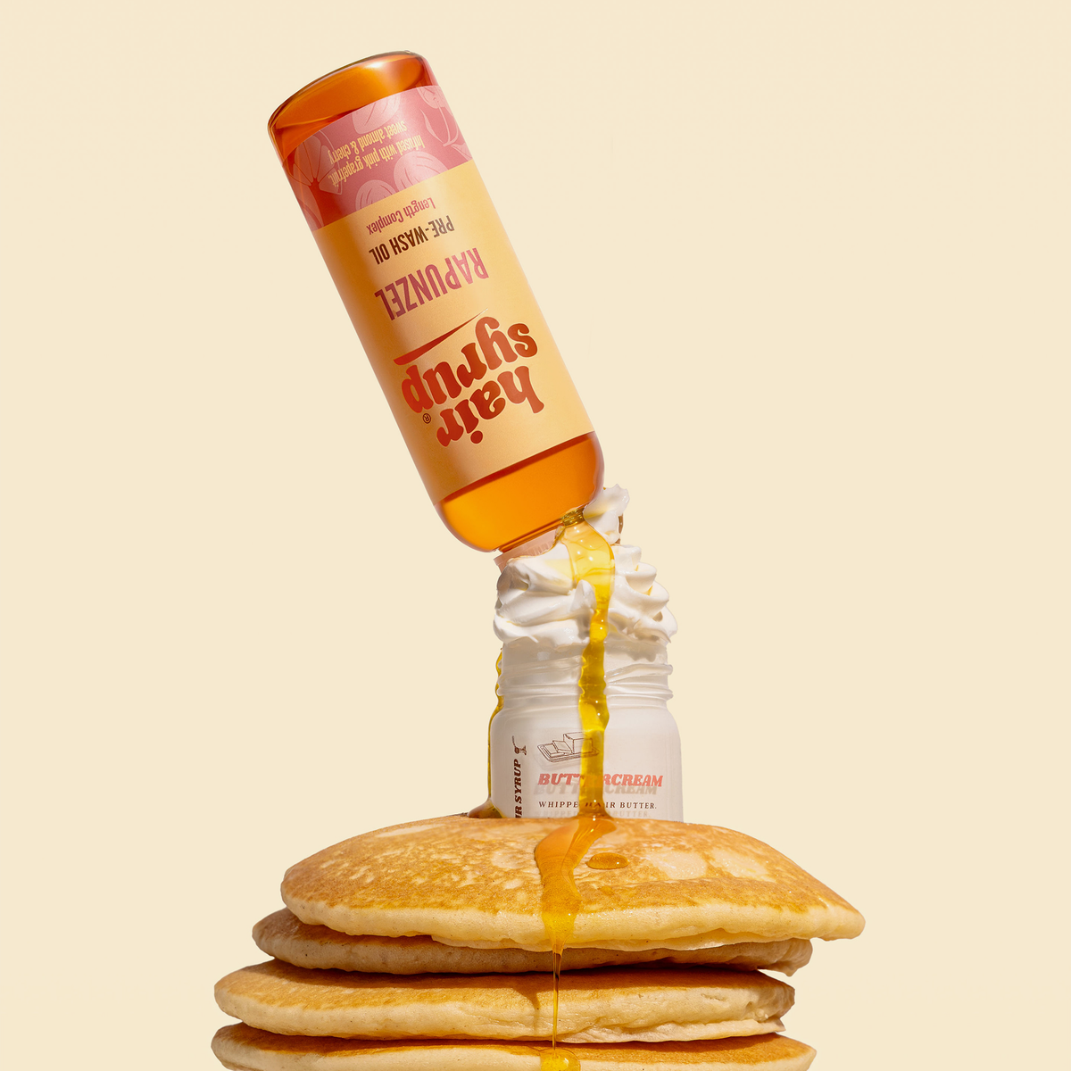 Eine Flasche Hair Syrup Rapunzel wird auf Schlagsahne und Pfannkuchen gegossen und erinnert an Sirup, der über das Frühstück geträufelt wird.