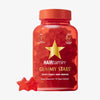 Eine rote Flasche Gummy Stars™ neben zwei sternförmigen Gummibärchen vor weißem Hintergrund.