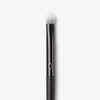 Der Lethal Cosmetics 215 Shading Brush hat einen schwarzen Griff und weiße Borsten, die auf einem weißen Hintergrund abgebildet sind.