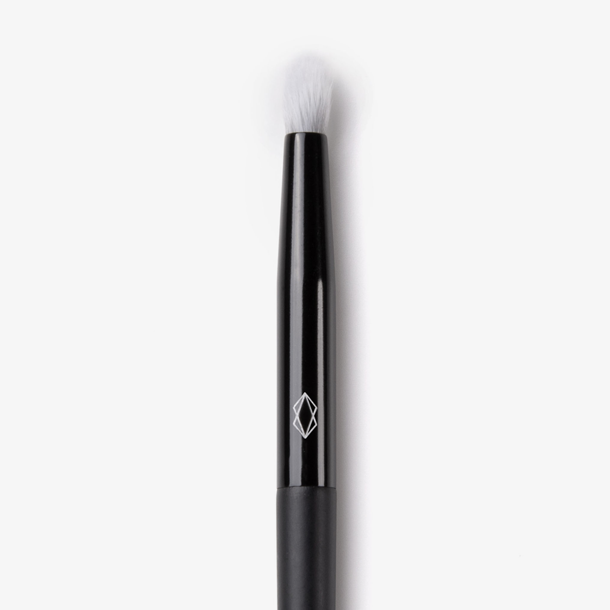 Der Lethal Cosmetics 220 Pencil Brush zeichnet sich durch weiche, weiße Borsten und einen eleganten schwarzen Griff aus, der vor einem schlichten weißen Hintergrund steht.