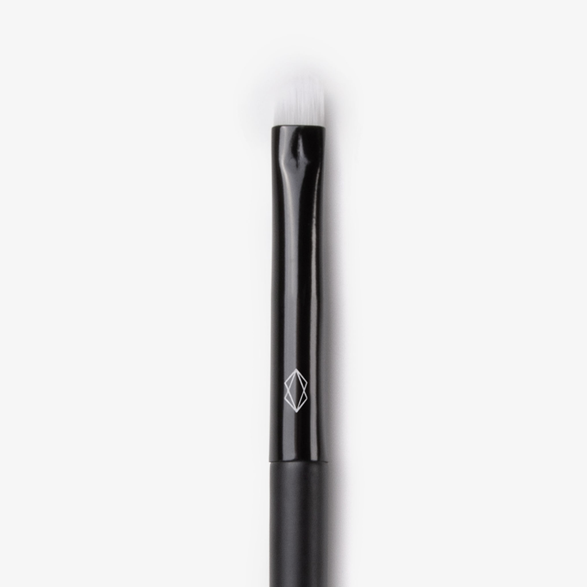 Der Lethal Cosmetics 230 Detail Brush hat einen schwarzen Griff und weiße Borsten, die auf einem weißen Hintergrund abgebildet sind.