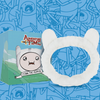 Verpackung und weißes Adventure Time Finn the Human Head Band auf blauem Hintergrund mit Abbildungen von Finn The Human.