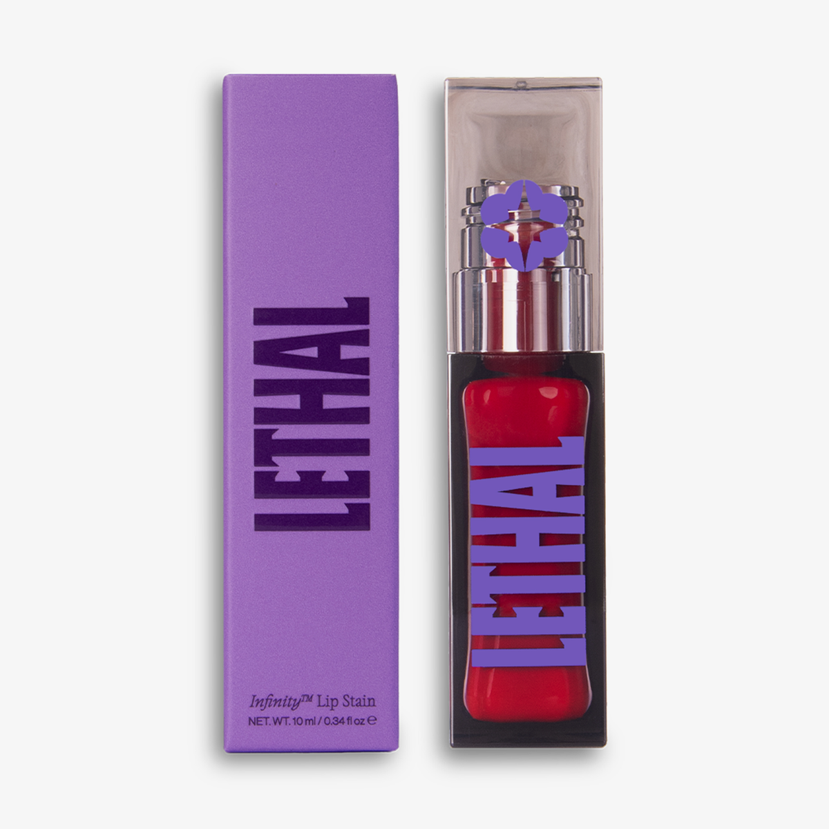Roter Lethal Cosmetics Lip Stain mit transparentem Deckel neben lilafarbener Verpackung, Produkt steht aufrecht vor weißem Hintergrund.