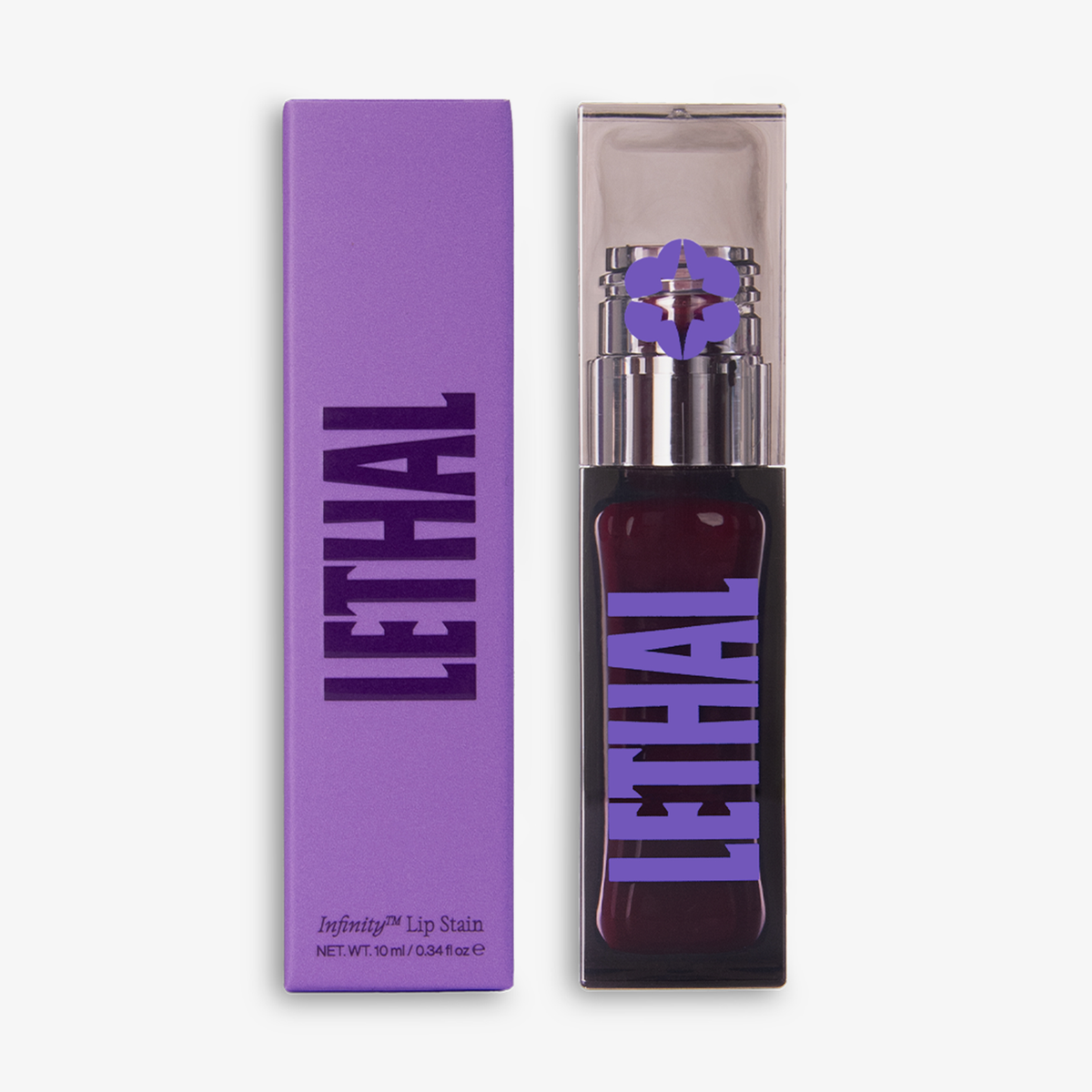 Dunkelroter Lethal Cosmetics Lip Stain mit transparentem Deckel neben lilafarbener Verpackung, Produkt steht aufrecht vor weißem Hintergrund.
