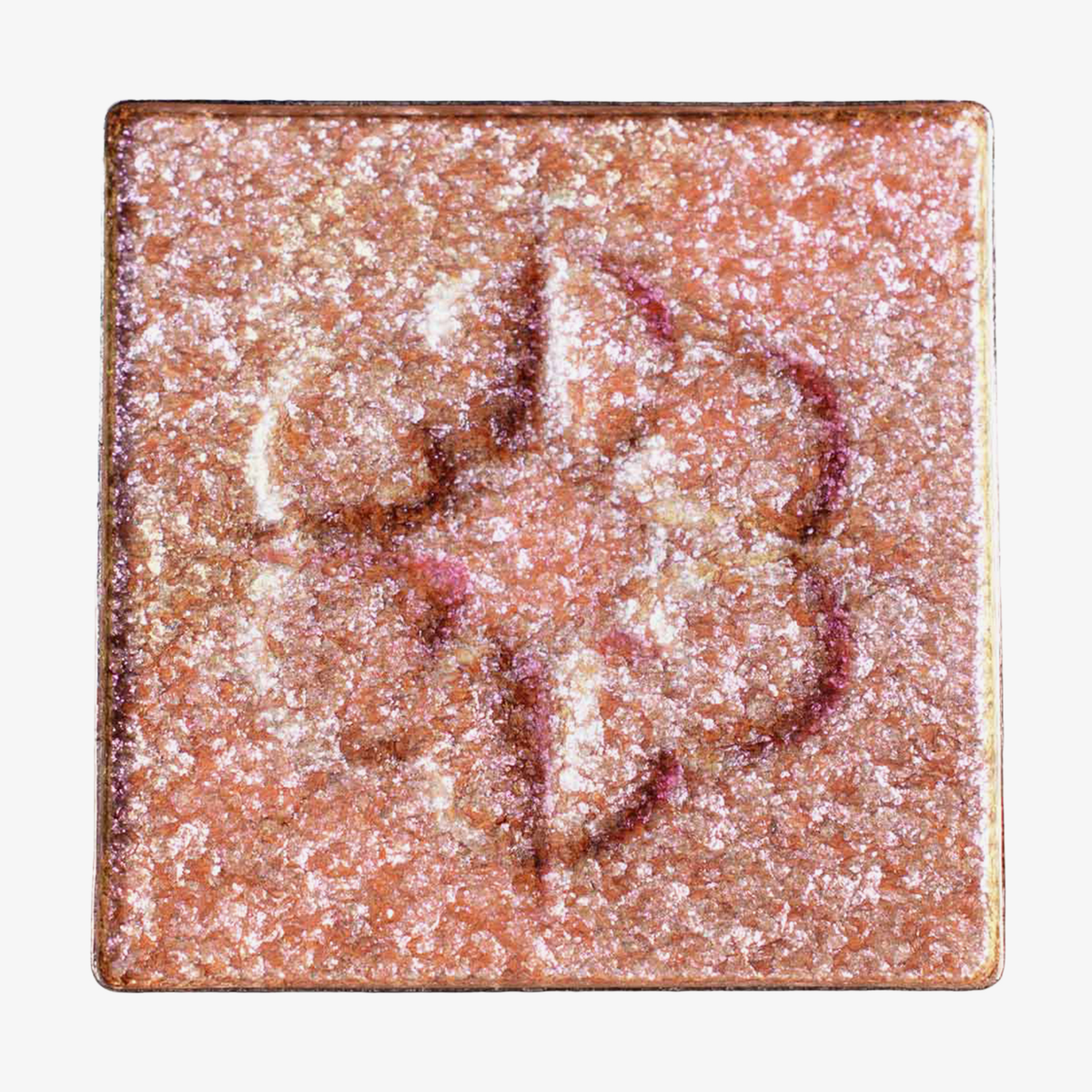Ein quadratischer, pfirsichfarben schimmernder MAGNETIC™ Pressed Powder Shadow von Lethal Cosmetics mit einem subtilen, floralen Prägedesign.