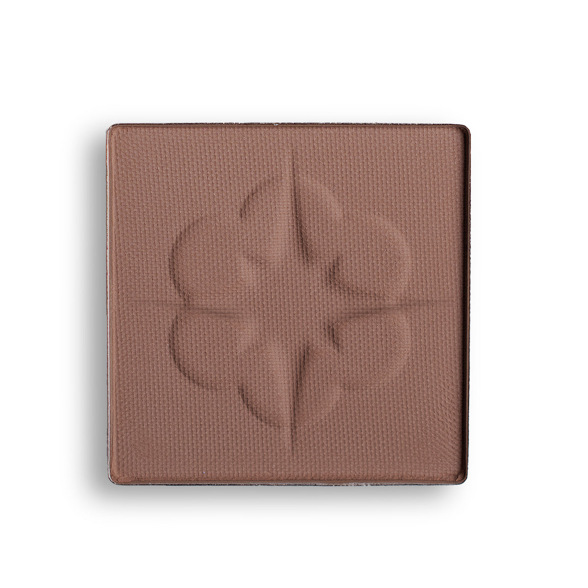 Von oben betrachtet: die „PURISH x Lethal Palette Birthday Edition“ von Lethal Cosmetics, ein quadratischer, mattbrauner Puder mit floraler Prägung.