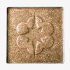 Der MAGNETIC™ Pressed Powder Shadow von Lethal Cosmetics ist ein quadratischer, goldener Glitzerlidschatten mit geprägtem Blumenmuster.