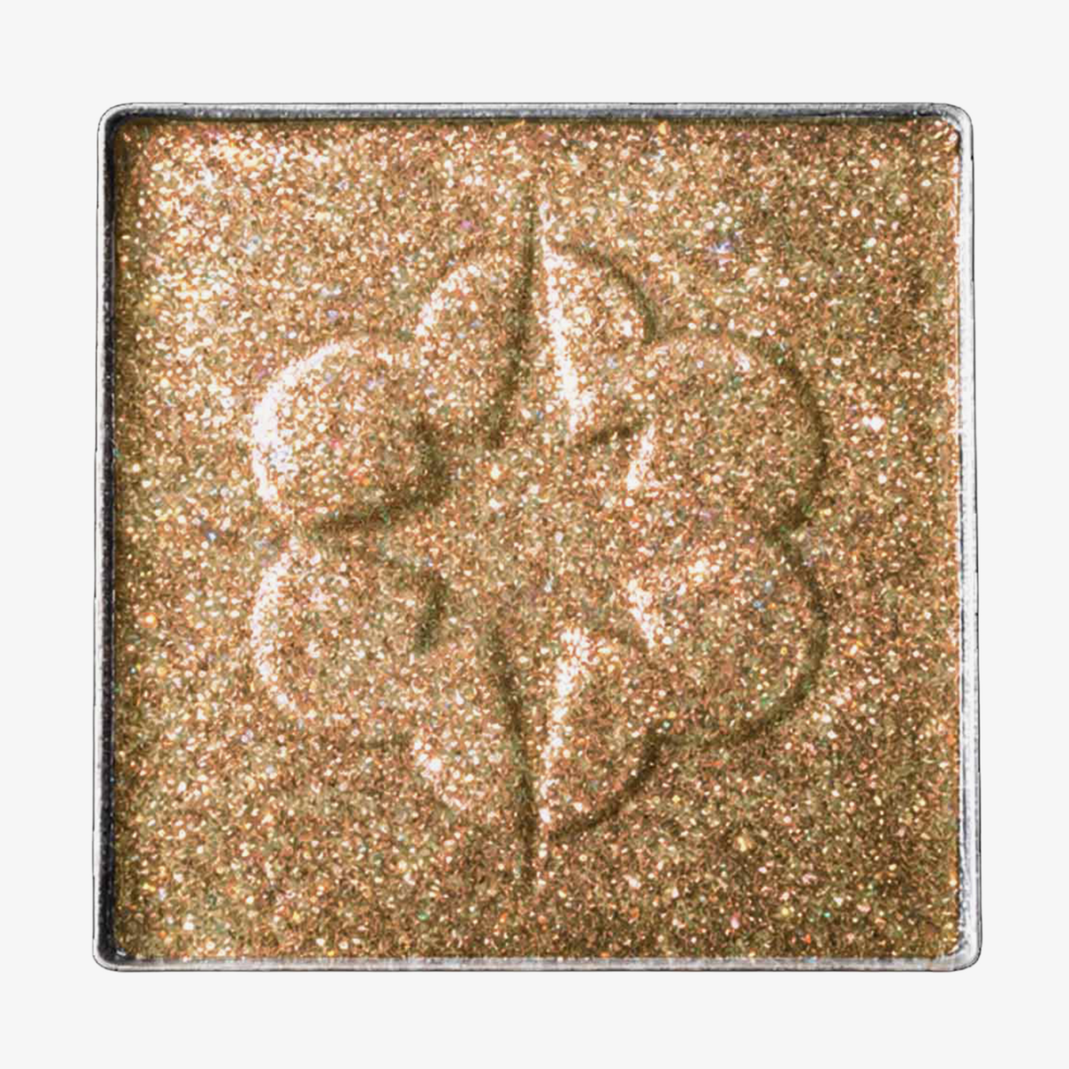 Der MAGNETIC™ Pressed Powder Shadow von Lethal Cosmetics ist ein quadratischer, goldener Glitzerlidschatten mit geprägtem Blumenmuster.