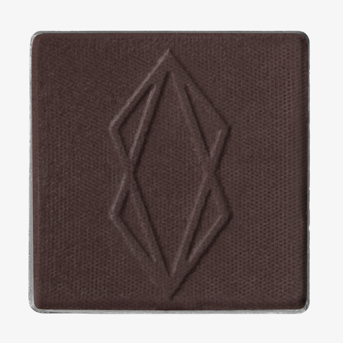 Quadratisches Pfännchen des MAGNETIC™ Pressed Powder Shadow "Nocturnal" von Lethal Cosmetics in mattem dunkelbraun mit geometrischer Rautenprägung.