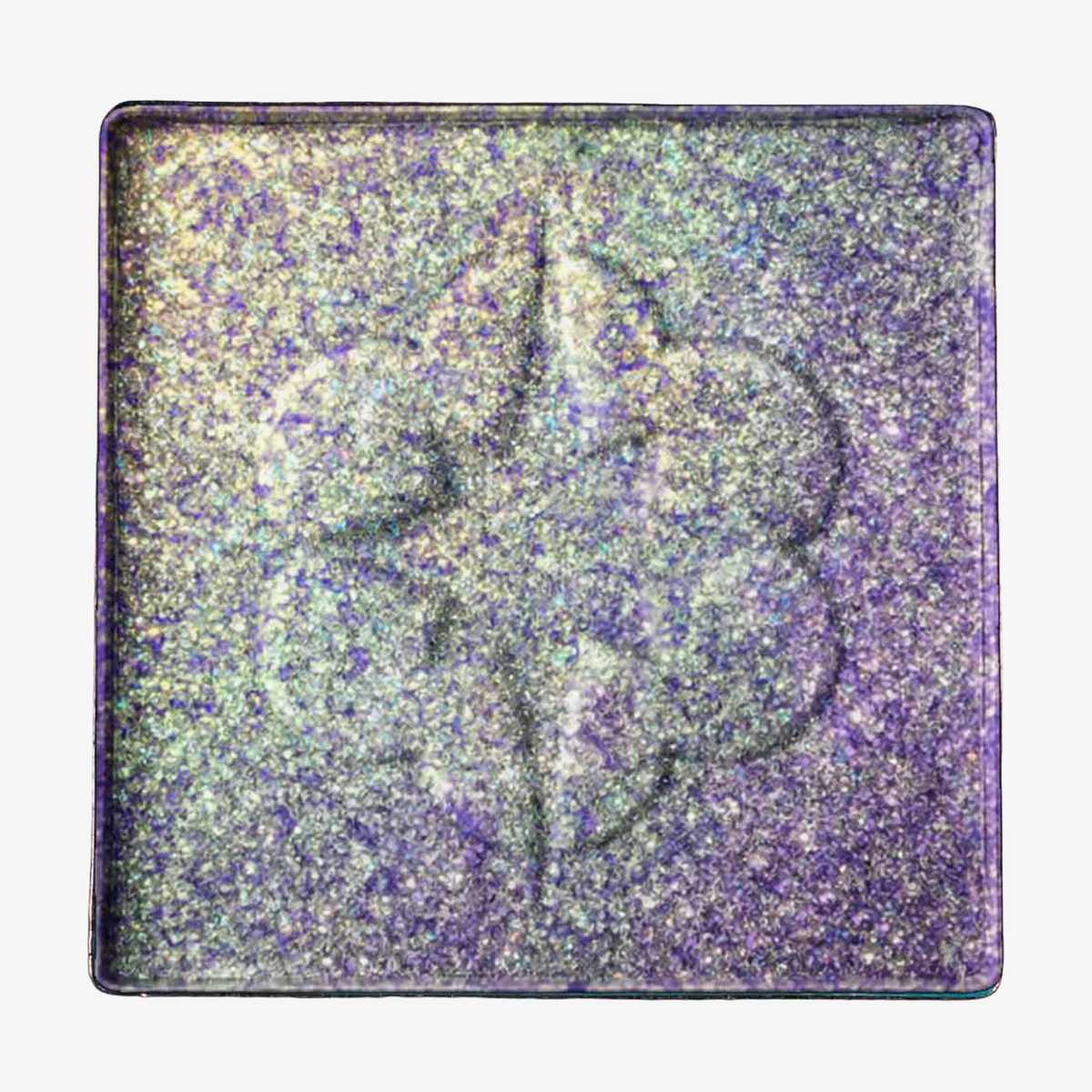 Lethal Cosmetics MAGNETIC™ Pressed Powder Shadow in irisierendem Lila mit schimmerndem, glitzerndem Finish und floralem Aufdruck.