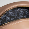 Nahaufnahme der „Over The Garden Wall“-Make-up-Tasche von Lethal Cosmetics im Rock-Stil mit schwarzem Futter und hellblauen Katzen- und Teekannen-Motiven.