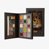 Die „Over The Garden Wall – Tome of the Unknown“-Palette von Lethal Cosmetics enthält 18 Farbtöne und wird in einer Schachtel mit themenbezogenen Figuren und Waldmotiven geliefert.