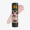Eine Flasche „Woodsman’s Lantern Body Oil“ von Lethal Cosmetics mit einem „Over The Garden Wall“-Motiv und dahinter ein Swatch des schimmernden Öls.