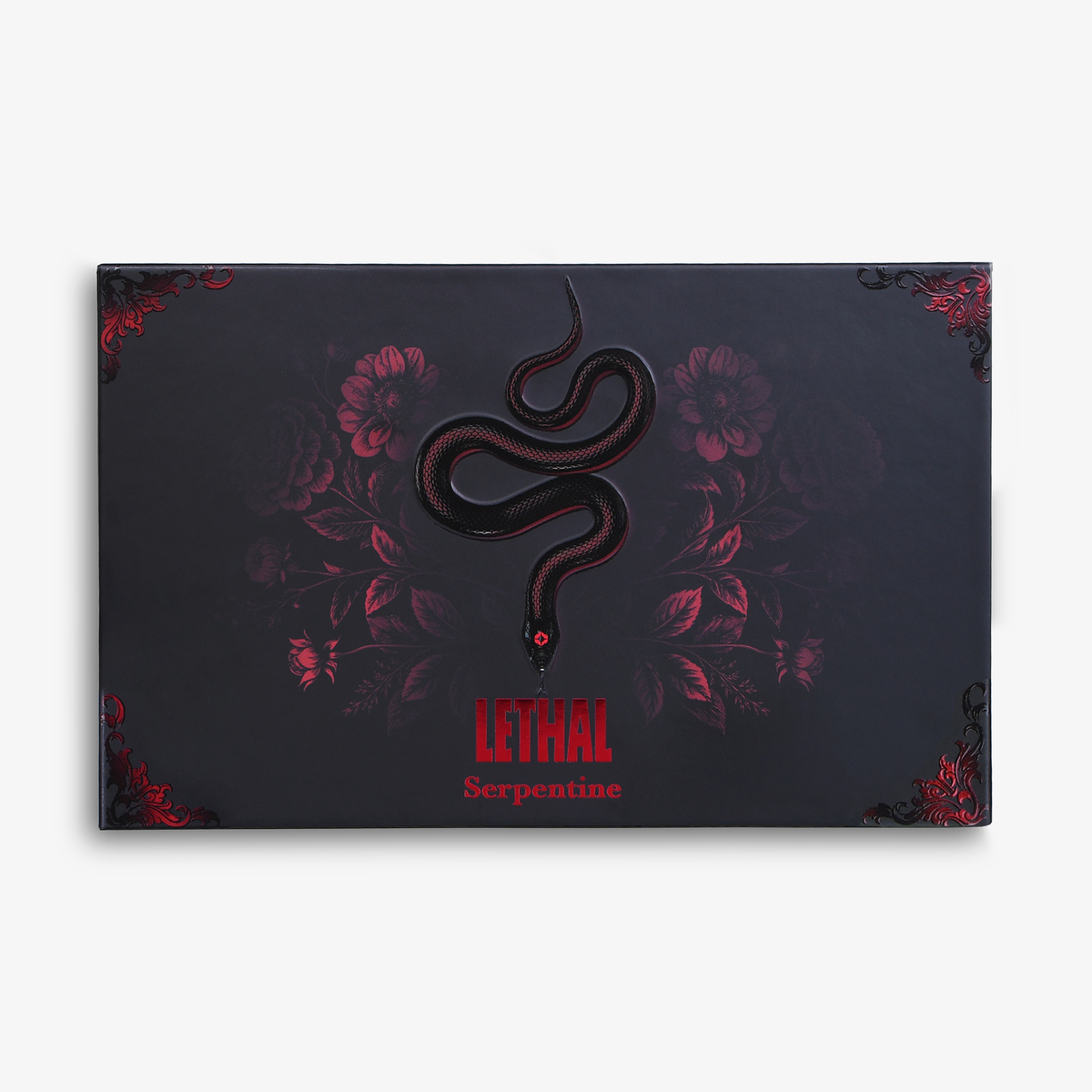Eine sich windende schwarze Schlange mit roten Augen auf einem dunklen, geblümten Hintergrund, darunter der rote Aufdruck "Serpentine Palette" von Lethal Cosmetics.
