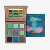 Eine geöffnete „Lethal Cosmetics The Legend of Korra – Raava“-Palette mit neun Lidschatten in Blau-, Grün- und Violetttönen.