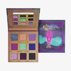Eine geöffnete „Lethal Cosmetics The Legend of Korra – Vaatu“-Palette mit neun farbenfrohen Farbtönen neben ihrer violetten und türkisfarbenen Verpackung.