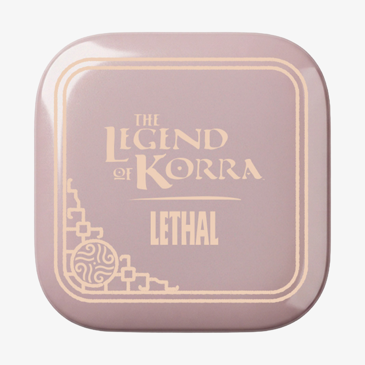 Quadratische, malvenfarbene Puderdose mit „The Legend of Korra“ – „Pabu Blushlighter“ von Lethal Cosmetics und einem goldenen Zierrand auf dem Deckel.