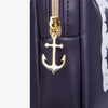 Nahaufnahme eines goldenen ankerförmigen Reißverschlusses an der lilanen "The Spongbob Movie Skull & Bones MakeUp Bag" von Lethal Cosmetics.