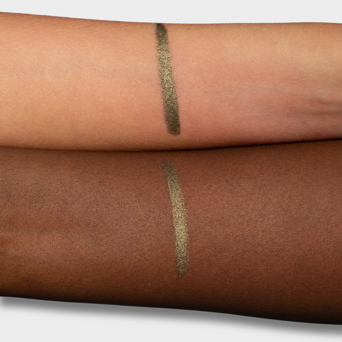 Zwei Unterarme mit je einem grün-glänzenden Crayon Gemma Swatch, um die Farbwiedergabe auf heller und dunkler Haut zu zeigen.