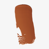 Ein Farbauftrag der „Ctrl+ SKIN“-Foundation von LH Cosmetics in Mittelbraun auf weißem Hintergrund.