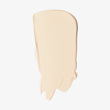 Ein gleichmäßiger, beiger Farbtupfer der „Ctrl+ SKIN“-Foundation von LH Cosmetics auf weißem Untergrund, sanft umrandet und mit einem leichten Schimmer.