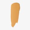 Ein vertikaler Farbstreifen der Foundation „Ctrl+ SKIN“ von LH Cosmetics in der Farbe Beige ist auf einem weißen Hintergrund aufgetragen.
