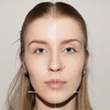 Geteilte Ansicht des Gesichts einer Frau: Links (glänzend) ohne und Rechts (matter) mit dem LH Cosmetics Infinity Filter Haze.